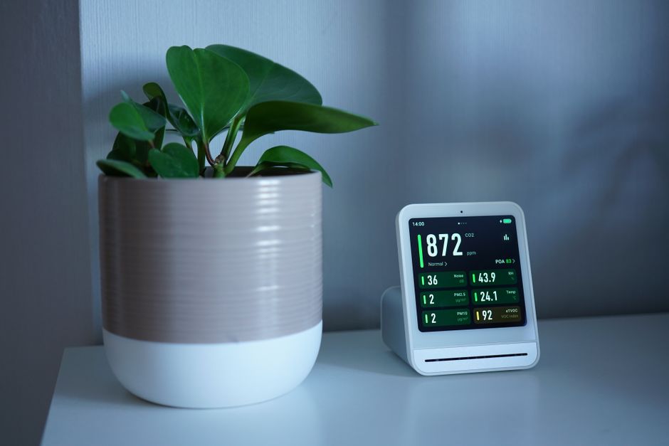 Indoor plant sensor monitoring air quality levels. Indoor plant sensor monitoring air quality levels.